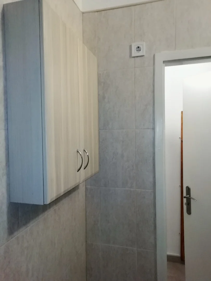 Eladó panel lakás Komló Vértanúk u. - Kép 9